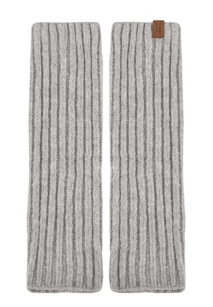 Paar grauer, gerippter Strick fingerloser Handschuhe mit einem kleinen braunen Lederetikett an einer Handgelenkseite.