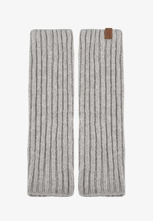 Par de guantes sin dedos de punto acanalado gris con una pequeña etiqueta de cuero marrón en un lado de la muñeca.