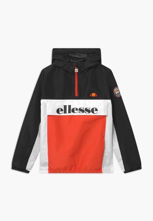 Sort, hvid og rød hættetrøje med lynlås foran og stort "ellesse"-logo tværs over brystet samt mærke på venstre ærme.