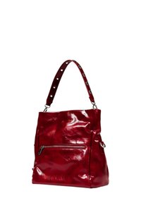 Borsa tote in pelle rossa con una texture liscia e lucida, dotata di una tasca frontale con zip e di una tracolla borchiata.