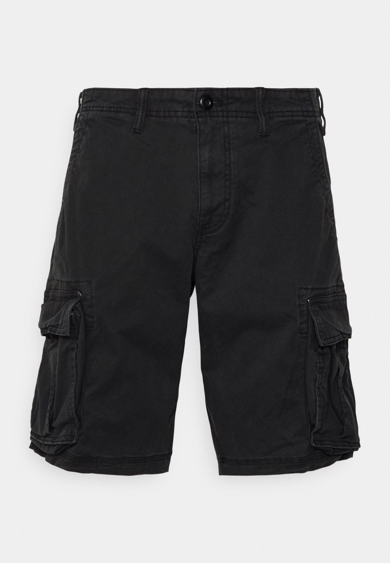 Shorts cargo noirs mi-genoux avec bouton avant, passants de ceinture, poches à rabat latérales et coutures visibles sur fond uni.