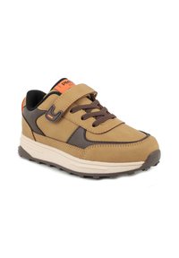 Sneaker marroni e beige con una tomaia simile alla pelle scamosciata, dettagli a contrasto di un marrone scuro, chiusura con lacci e Velcro, suola in gomma testurizzata.