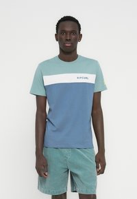 Ανδρικό t-shirt σε αποχρώσεις του μπλε με ανοιχτό μπλε ώμο, λευκή οριζόντια ρίγα και λογότυπο «RIPCURL». Κοντά μανίκια, βαμβακερό υλικό.