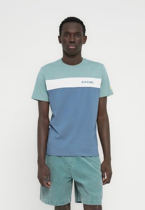 Heren T-shirt in blauwe tinten met een lichtblauwe schouder, witte horizontale streep en "RIPCURL" logo. Korte mouwen, katoenen materiaal.
