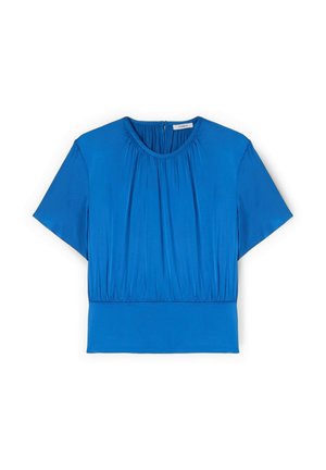 Blaue Kurzarmbluse mit rundem Ausschnitt, gerafften Stoffdetails vorne und weitem, tailliertem Bund, flach auf weißem Hintergrund liegend.