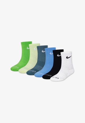 Sechs Paar gerippte Socken in Grün, Hellgrün, Dunkelblau, Hellblau, Schwarz und Weiß, mit einem Logo und gepolsterten Sohlen.
