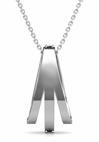 Collana con pendente in argento caratterizzata da un design moderno e astratto con tre forme allungate e affusolate. Collegata a una catena a maglie.