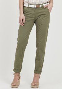 Khaki chinos od pamuka, s uskim krojem, podvrnutim rubovima, prednjim džepovima i bijelim pletenim remenom s smeškim detaljima.