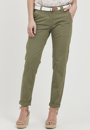 Chino kaki en coton, avec une coupe slim, des poignets roulés, des poches avant et une ceinture tressée blanche avec des accents marron.