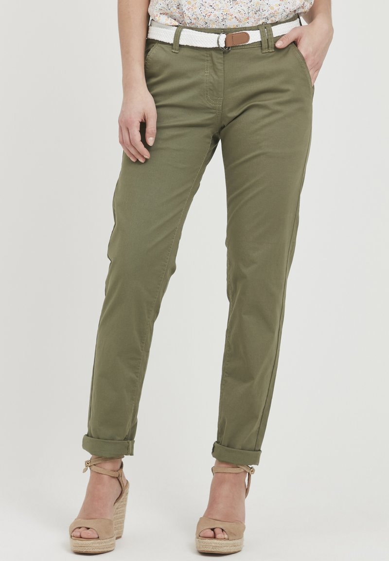 Khaki chinos od pamuka, s uskim krojem, podvrnutim rubovima, prednjim džepovima i bijelim pletenim remenom s smeškim detaljima.