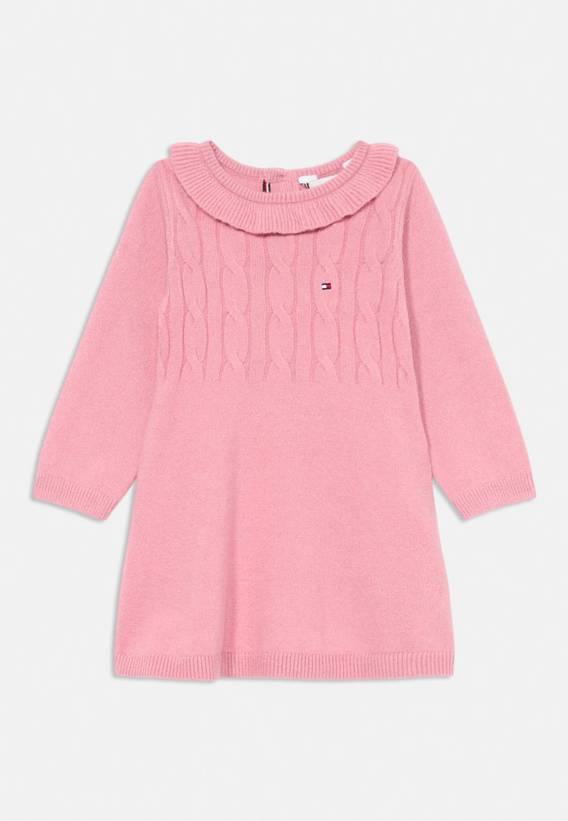 Roza pletena obleka z rebrastim ovratnikom, z cable knit vzorcem na telesu in dolgimi rokavi, zaključena z rebrastimi manšetami.