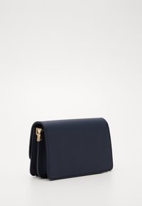Clutch blu navy in materiale sintetico liscio, forma rettangolare, con chiusura dorata e linee pulite senza branding o motivi visibili.