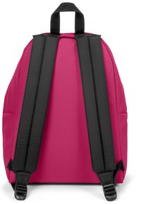 Mochila rosa brillante con correas de hombro acolchadas negras y un asa superior. Presenta una superficie suave y texturizada, y correas ajustables.