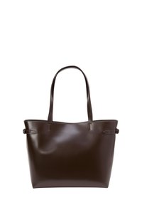 Sac fourre-tout en cuir marron avec une texture lisse, un haut arrondi et deux bretelles d'épaule. Présente un design minimaliste et un détail de couture subtil.
