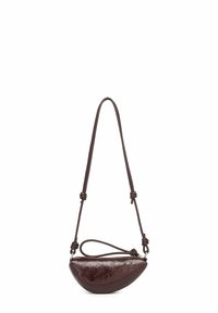 Vínově červená kožená kabelka ve tvaru půlměsíce, s nastavitelným popruhem a texturovaným povrchem. Zapínání na zip s uzlovými detaily na popruhu.