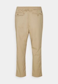 Beiga bomullsshorts med elastisk midja, två bakfickor och rak bendesign. Slät yta och enkel konstruktion.