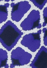Motivo in viola e blu navy con forme audaci contornate di bianco, che ricordano design floreali o geometrici astratti su uno sfondo chiaro.
