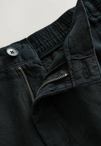 REGULAR FIT  - Lühikesed püksid - black