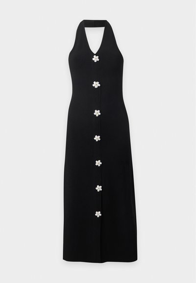 Μαύρο φόρεμα με halter neck και σειρά από έξι λευκά, λουλουδένια κουμπιά κατά μήκος του κέντρου μπροστά, εμφανιζόμενο σε απλό φόντο.