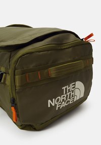 The North Face BASE CAMP VOYAGER DUFFEL 62L UNISEX - Treningsbag - forest olive/desert rust/white dune