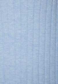 Helles blaugraues gestricktes Material mit einer gerippten Textur, vertikalen Streifen und einem weichen, glatten Erscheinungsbild.