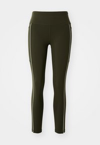 Sötétzöld, magas derekú sportleggings fehér oldalsó csíkkal és sima, testre feszülő kialakítással, egy sima háttér előtt.