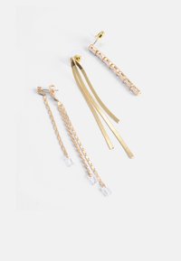 Goldfarbene Ohrringe bestehend aus zwei Paaren: einem Paar mit langen Ketten und klaren Perlenakzenten und einem weiteren Paar mit eleganten, flachen Band-Designs.