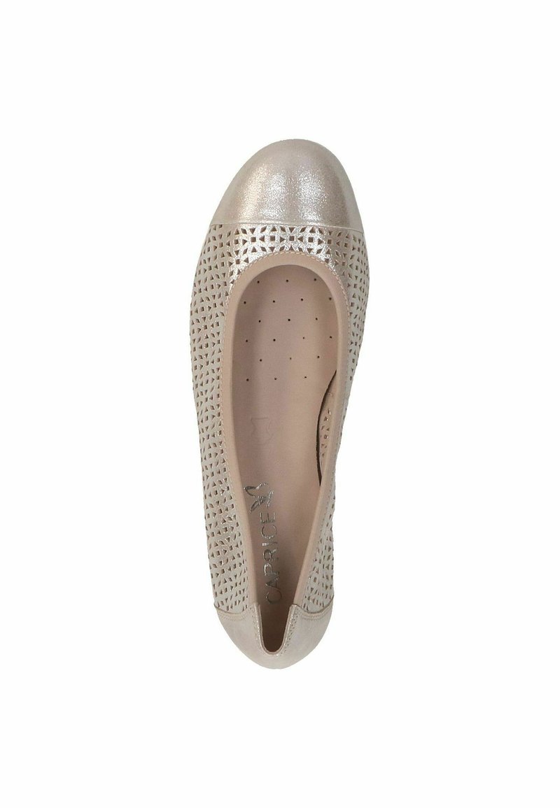 Helle beige Ballerinas mit laserperforiertem Obermaterial und glänzender metallischer Kappe. Das Innere weist ein dezentes Punktmuster für zusätzliche Textur auf.