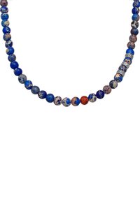 Collier en perles bleues présentant diverses nuances de bleu, de rouge et de crème, avec des motifs complexes et des accents en argent. Perles rondes de tailles variées.