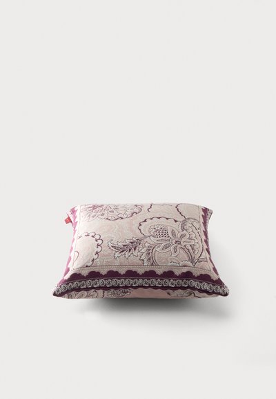 Coussin décoratif rectangulaire avec des motifs floraux et de feuilles roses et violets sur un fond clair.