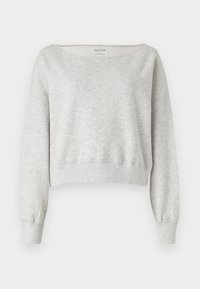 Sweat-shirt court gris clair avec un large décolleté, des manches longues et des poignets côtelés. Tissu doux et texturé avec une coupe décontractée.