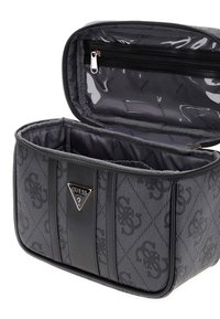 Borsa cosmetica nera in tessuto con superficie texture, dotata di chiusura con zip, tasca interna e accento del logo Guess.