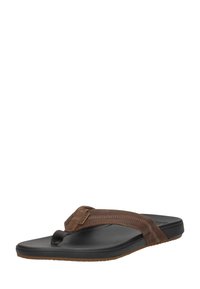 Sandale-claquette en cuir marron avec semelle en caoutchouc noir et semelle texturée. Elle possède une sangle avec un détail de couture et un entre-doigt.
