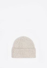 Jasnoszara dziana czapka beanie, wykonana z miękkiej przędzy o fakturze. Posiada podwinięty brzeg oraz subtelne błyszczące nitki w całej tkaninie.