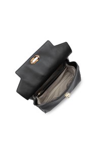 Sac à main en cuir noir au design structuré, comportant un fermoir en métal doré et une poche zippée à l'intérieur. Doublé d'un tissu lisse et clair.