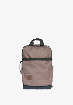 Sac à dos rectangulaire marron avec poignées noires, fermeture éclair, poche latérale et une petite pièce marron en bas à gauche à l'avant.