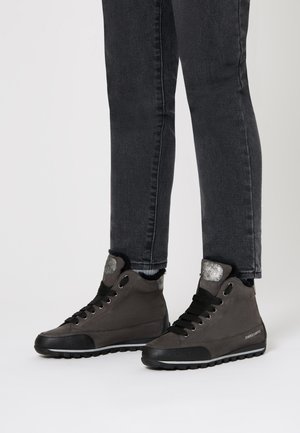 Sneakers alte nere realizzate in pelle texturizzata con un morbido colletto in pelliccia, dotate di accenti argentati, lacci spessi e suola in gomma.