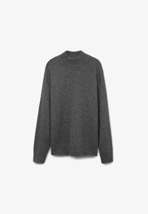 Grauer Strickpullover mit geripptem Rundhalsausschnitt, langen Ärmeln und weicher Textur. Lockerer Sitz mit einem Saum, der an den Hüften endet.