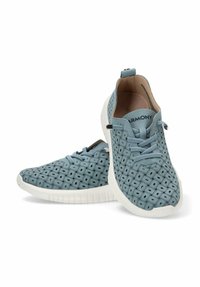 Sneakers perforati azzurri chiaro con suola in gomma bianca, design con lacci e interni imbottiti che presentano il marchio "HARMONY" sulla linguetta.