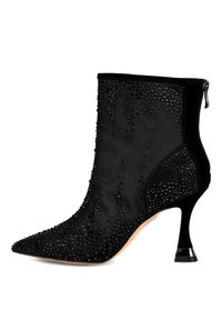 Botine negre din plasă, cu vârf ascuțit, toc mediu evazat, fermoar la spate și mici embellishments cu strasuri negre dispersate.