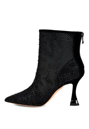Botín negro de malla hasta el tobillo con punta afilada, tacón acampanado de altura media, cremallera trasera y pequeños adornos de pedrería negra dispersos.