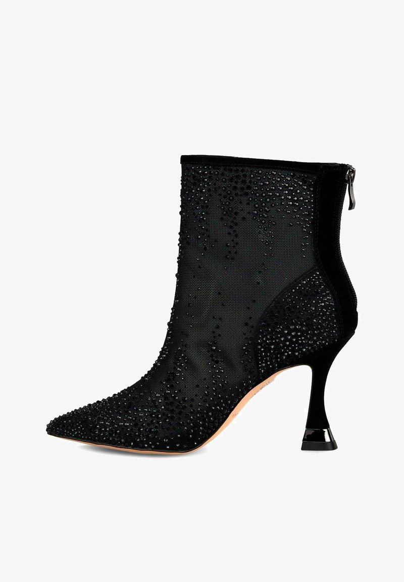 Botine negre din plasă, cu vârf ascuțit, toc mediu evazat, fermoar la spate și mici embellishments cu strasuri negre dispersate.