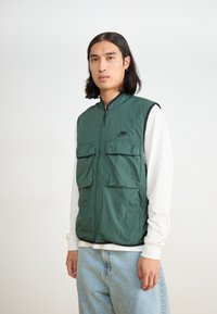 Nike Sportswear TECH WOVEN VEST - Weste - vintage green/dark grey heather/black