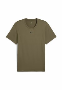 Camiseta verde oliva de manga corta hecha de tejido ligero. Presenta un escote redondo y un pequeño logotipo negro en el pecho. Textura suave.