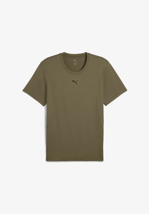 Olive roheline, lühikeste varrukatega T-särk, mis on valmistatud kerge materjali hulgast. Omab ümmargust kaelust ja väikest musta logo rinnal. Sile tekstuur.