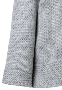 Hellgrauer Strickpulloverstoff mit einem strukturierten Muster, das gerippte Bündchen und einen gerippten Saum aufweist und eine weiche, dicke Webart zeigt.