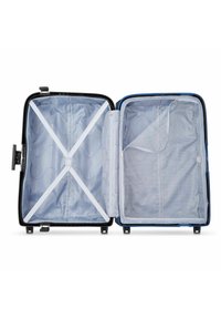 Interno di una valigia rigida nera con accenti blu, dotato di tasche in rete, cinghie incrociate e una fodera in tessuto liscio. Inclusi scomparti con zip.