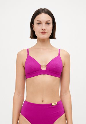 Top bikini rosa a forma triangolare, con un motivo testurizzato e un accento metallico al centro. Spalline regolabili e parte inferiore a vita alta coordinata.