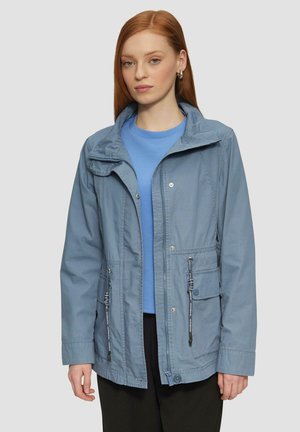 Veste bleu clair avec une fermeture éclair à l'avant, des cordons de serrage ajustables et des poches. Elle est dotée d'une capuche et d'une coupe décontractée.