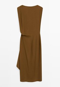 Ärmelloses braunes Midikleid mit locker sitzendem Oberteil und asymmetrischem drapiertem Detail auf einer Seite.